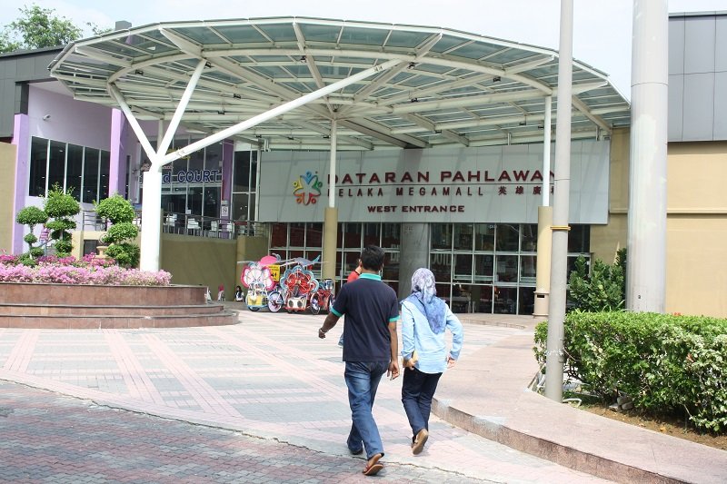 dataran pahlawan melaka mega mall