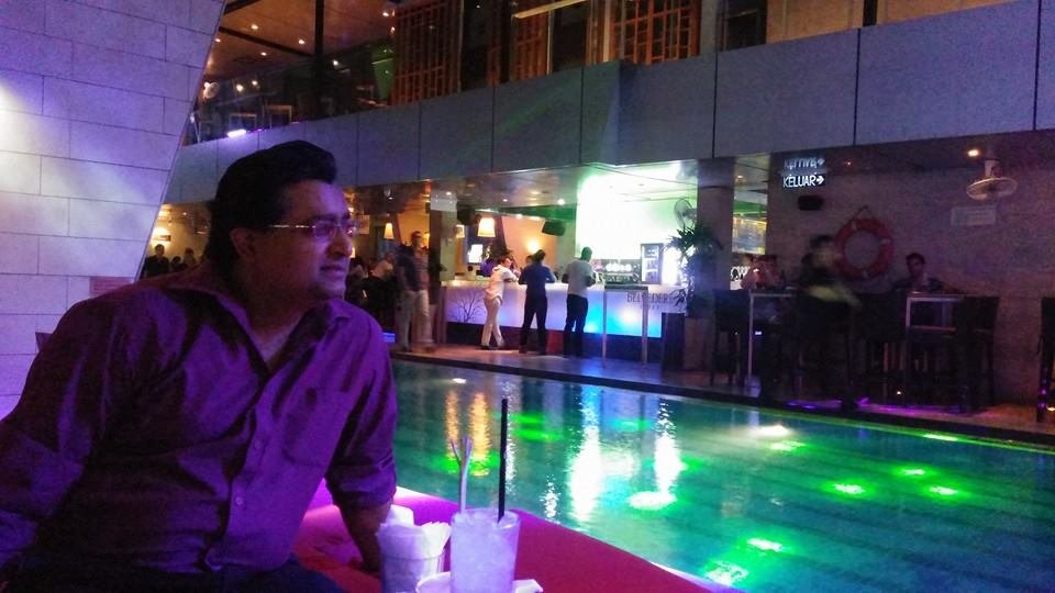 Traers-hotel ozasiatravellers enjoying drinks at Skybar in Traders Hotel kl